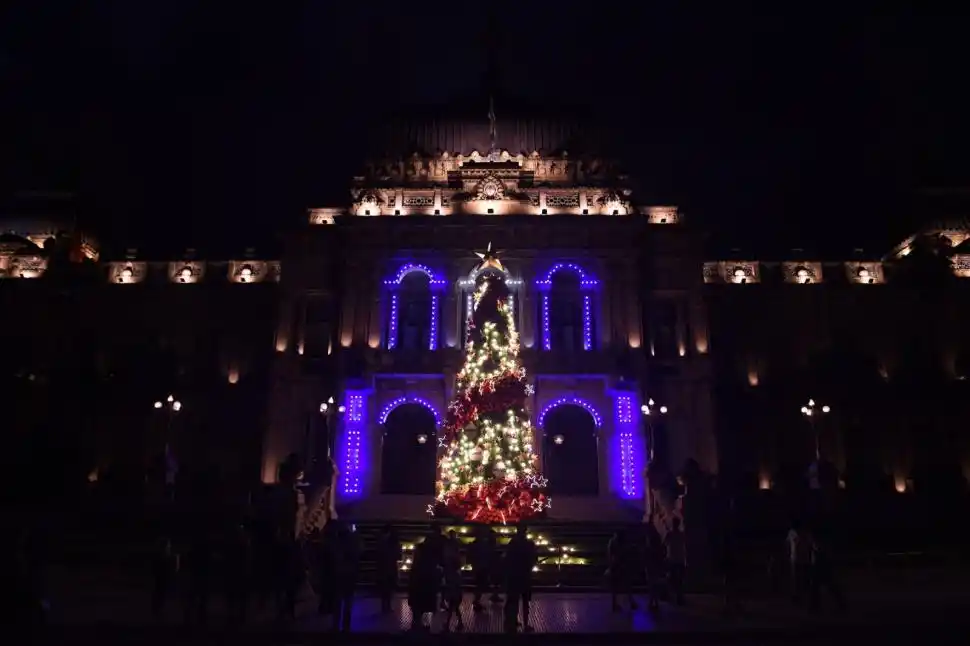 EN LA CASA DE GOBIERNO. Las explanada luce ya su árbol navideño.