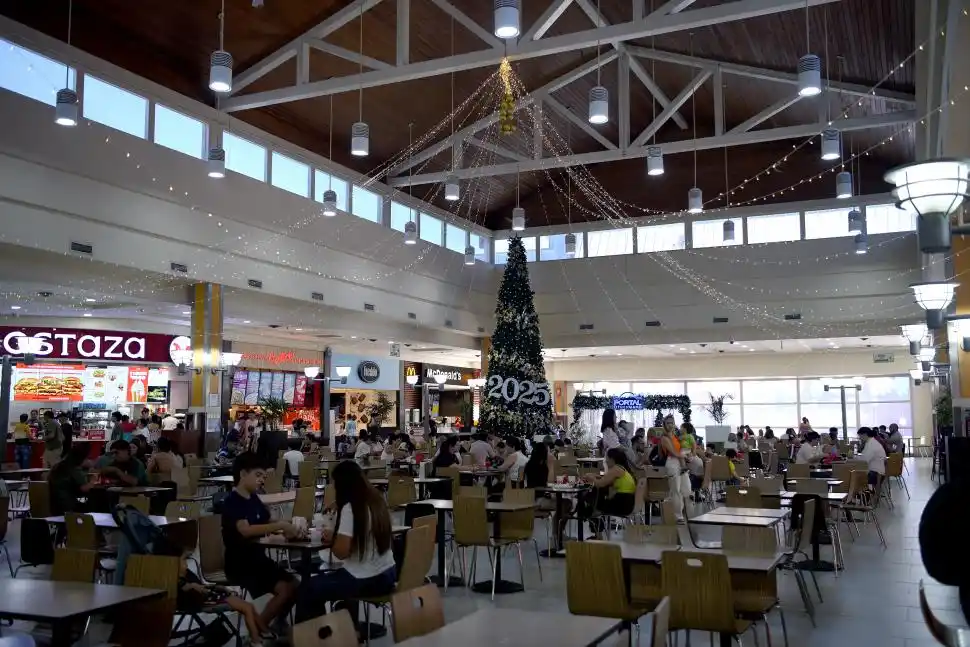 ORNAMENTADO. El patio de comidas del shopping Portal Tucumán.