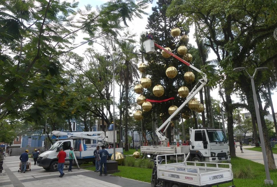 TRABAJOS. En la plaza Mitre de Concepción se trabaja en los adornos. la gaceta / fotos de osvaldo ripoll - diego araoz - jose nuno