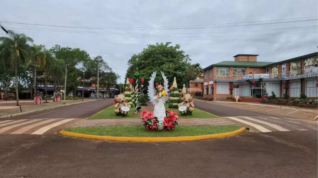 El pueblo más navideño de Argentina: así quedó decorado con miles de botellas recicladas