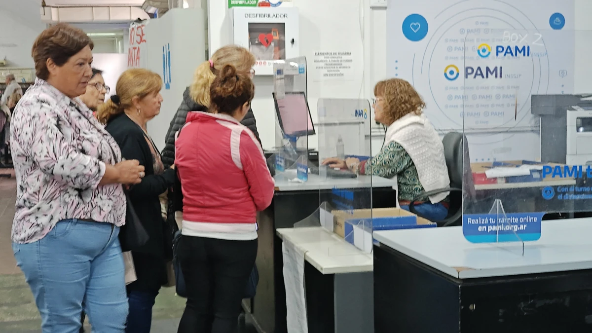 AYER. Hubo angustia y largas colas en el PAMI por el riesgo de perder remedios gratuitos. LA GACETA/FOTO DE SANTIAGO GIMÉNEZ