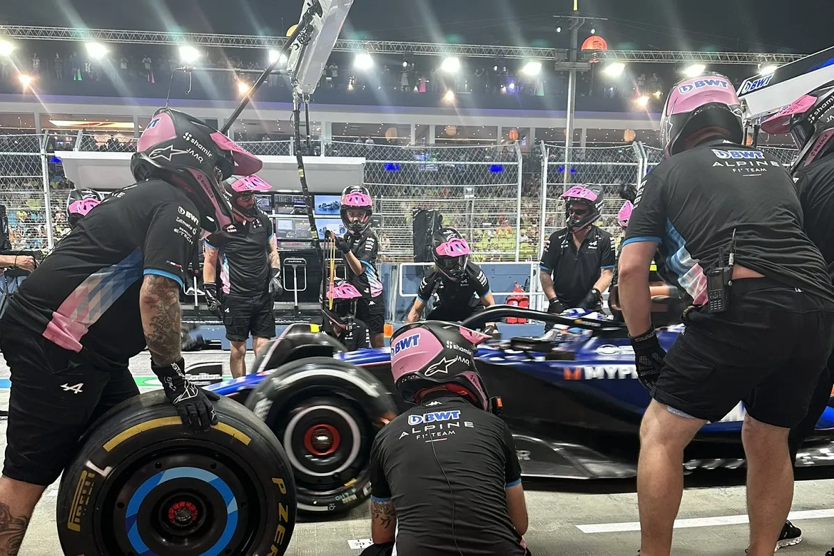 CURIOSO MOMENTO. Durante el Gran Premio de Singapur, Franco Colapinto se confundió y terminó en los boxes de Alpine.