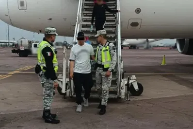 Cómo la tripulación logró reducir al hombre que intentó desviar un vuelo que partió desde México a Estados Unidos