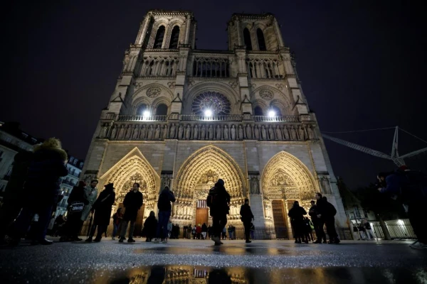 Notre Dame celebró su primera misa en cinco años después del incendio y restauración