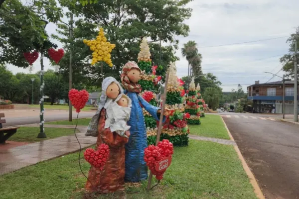 El pueblo más navideño de Argentina: así quedó decorado con miles de botellas recicladas