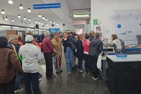 Jubilados en Tucumán: angustia y largas colas en el PAMI por el riesgo de perder remedios gratuitos