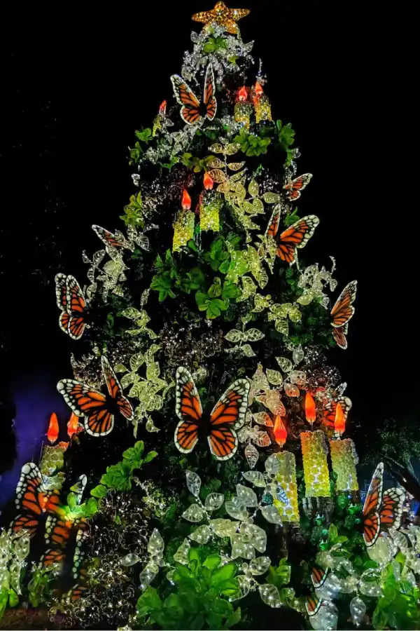 El 30 de noviembre se hizo la presentación del gigantesco árbol de  este año, pero por la madrugada se incendió.
