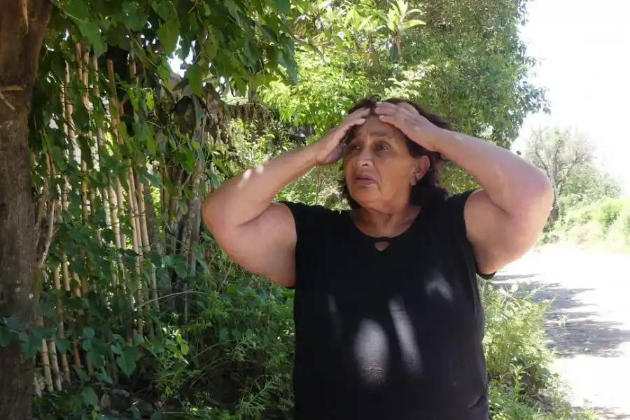 AFLICCIÓN. Los canales están llenos de basura, según Carmen Orellana.