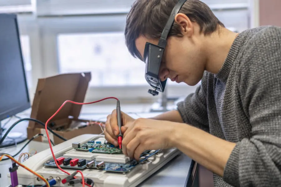 EXACTAS. Los estudiantes de la Facultad de la UNT de las carreras involucradas tendrán dos días para exponer sus proyectos anuales. / PEXELS