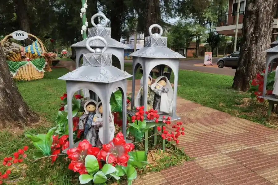 El pueblo más navideño de Argentina: así quedó decorado con miles de botellas recicladas