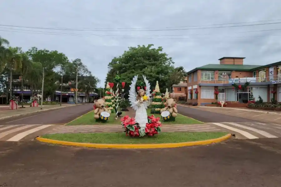 El pueblo más navideño de Argentina: así quedó decorado con miles de botellas recicladas