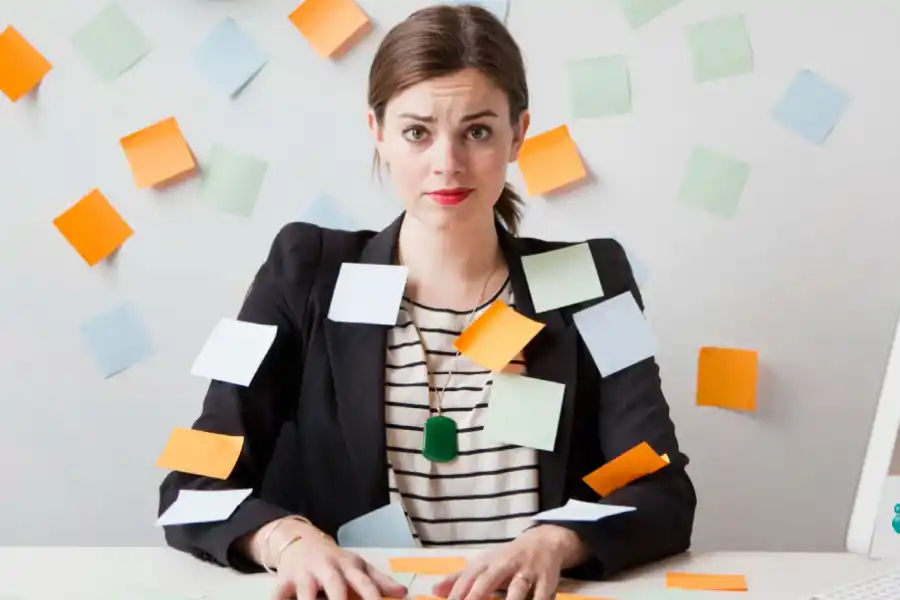 Sobrecargarnos de tarea es una de las costumbres que debemos erradicar para evitar el estrés laboral.