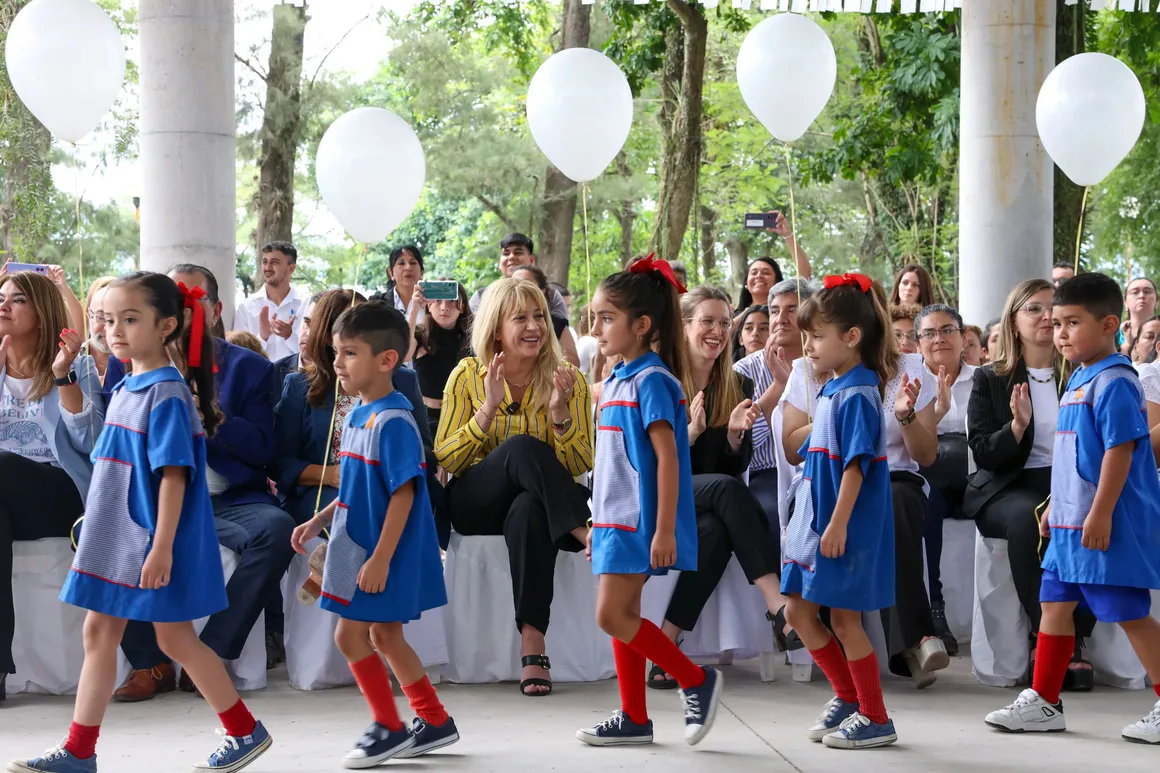 FIN DEL CICLO LECTIVO. Chahla encabezó el acto de cierre de clases y el festejo de las Bodas de Oro del Jardín Municipal Querubines.