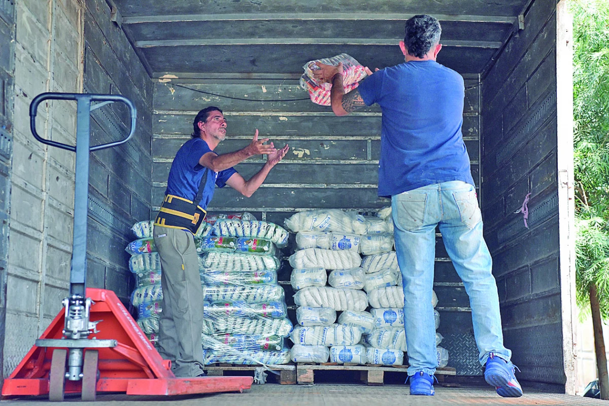 MERCADERÍA RECUPERADA. La semana pasada, la Policía entregó los alimentos al área de Desarrollo Social.