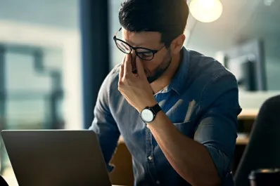 Esta es la razón por la que podrías sentirte cansado, triste y con problemas financieros en estos días