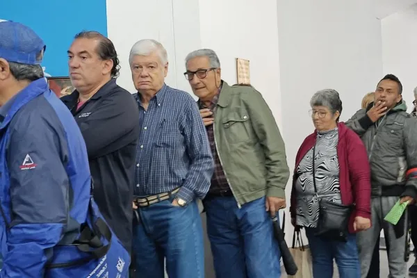 Jubilados, en la puerta del PAMI Tucumán: testimonios de desesperación y desamparo