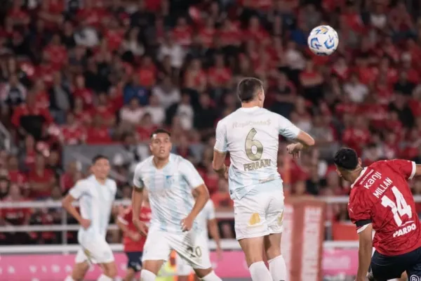 ¿Era penal? El cuerpo técnico de Atlético Tucumán no coincide con la visión de Espinoza y el VAR