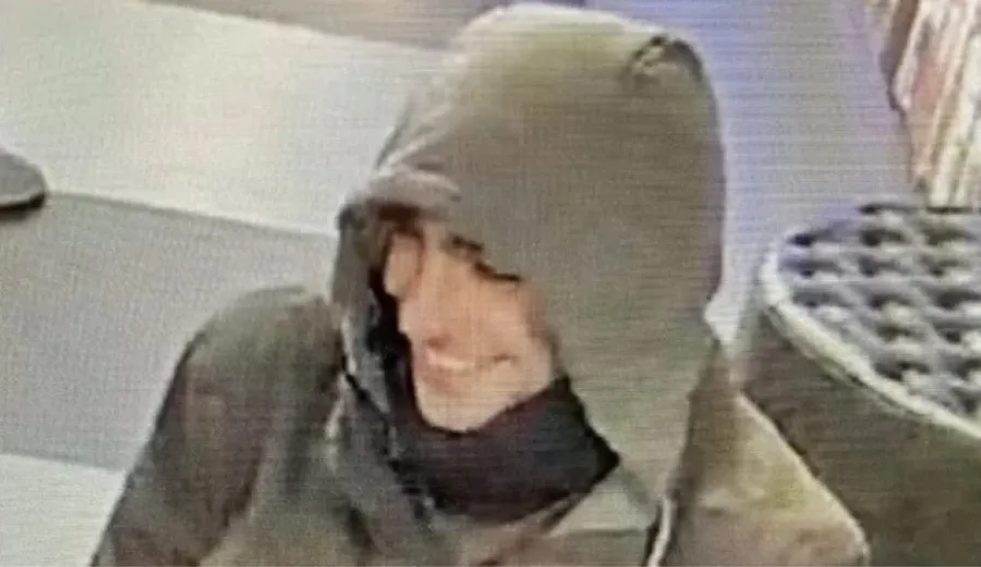 IDENTIKIT. La policía difundió imágenes del presunto asesino y Mangione fue reconocido en pocas horas. / CÁMARA DE SEGURIDAD HOSTAL HII.