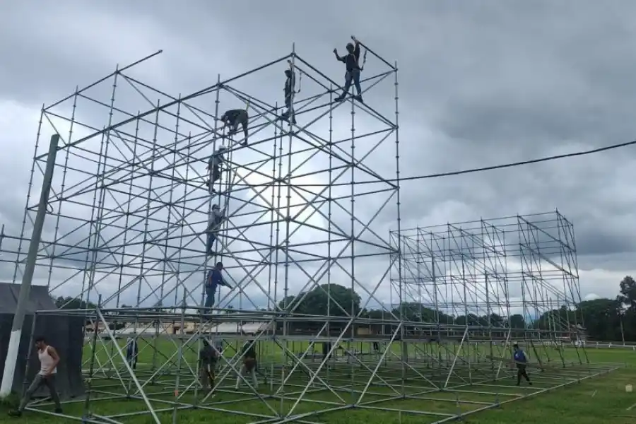 PLENO ARMADO. Las estructuras para el escenario ya están siendo puestas en el Hipódromo.