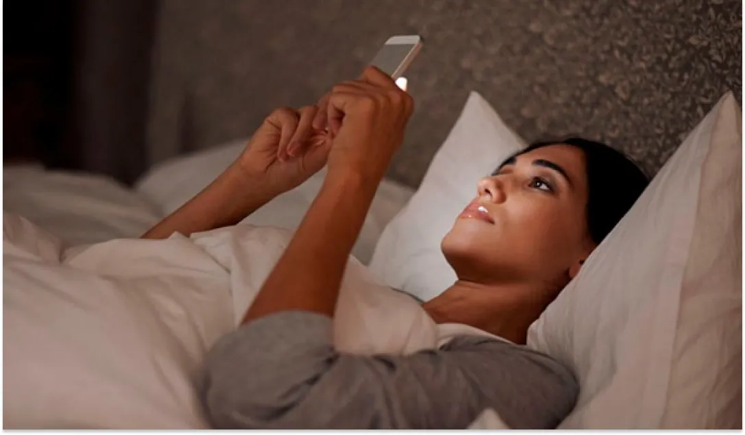 ¿Cuáles son los efectos de revisar el celular apenas nos despertamos?