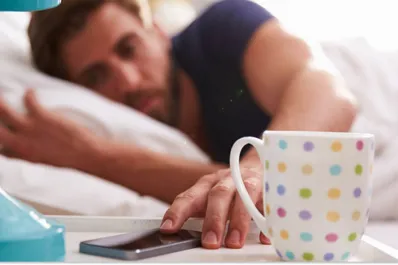 Revisar el celular al despertar: qué dice este hábito sobre tu personalidad