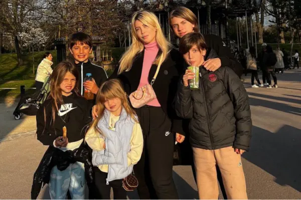 No disimulan: el incómodo gesto de los hijos de Wanda Nara cuando L-Gante la besó delante de todos