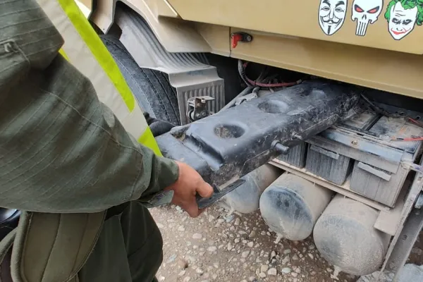 Modificaron un depósito de agua del limpiaparabrisas de un camión para rellenarlo con 14 kilos de cocaína