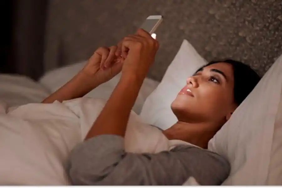 ¿Cuáles son los efectos de revisar el celular apenas nos despertamos?