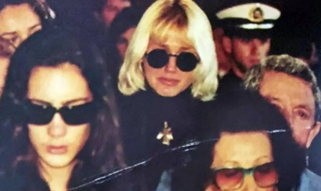 Una novia furiosa, una ex en primera fila y un vestido negro: el escandaloso velorio de Ayrton Senna