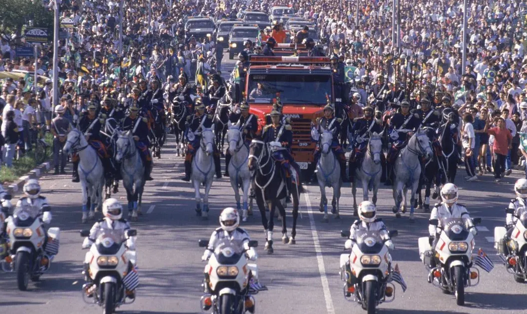 Una novia furiosa, una ex en primera fila y un vestido negro: el escandaloso velorio de Ayrton Senna