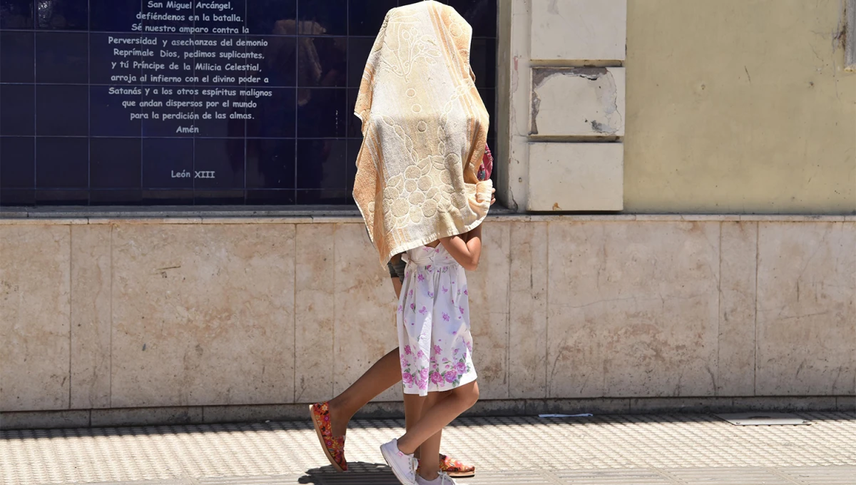 INTENSO. El sol castigará hoy a las tucumanas y tucumanos por lo que habrá que tomar medidas para soportarlo. 