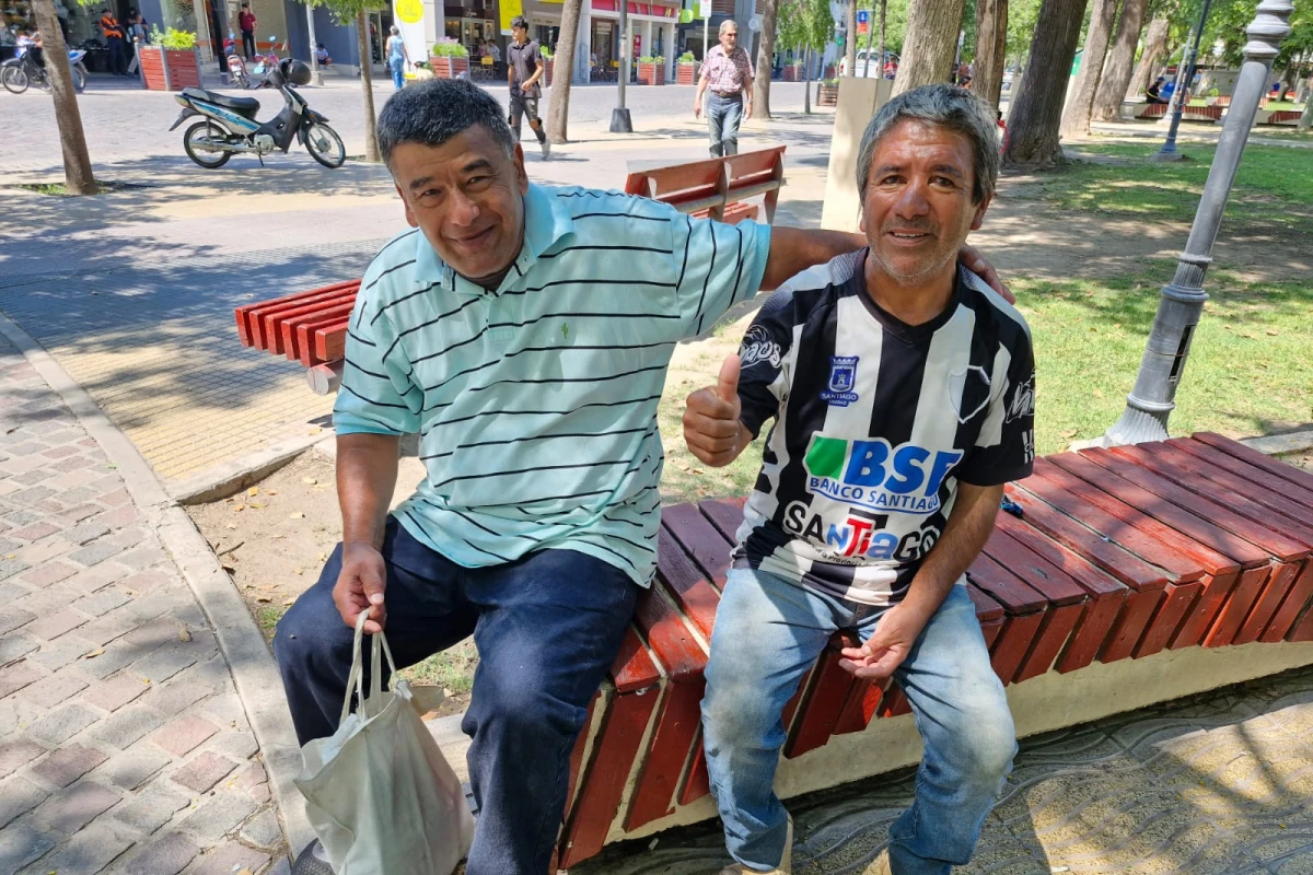 FELICES. Rodolfo Ibáñez (derecha) con la camiseta de Central Córdoba, junto a su amigo Rubén Díaz, contento por el logro de 