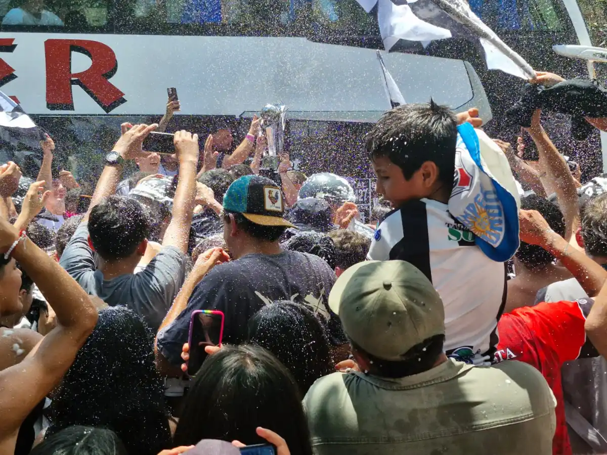 PARA TODOS. Sebastián Valdez, capitán de Central Córdoba, les muestra el trofeo de la Copa Argentina a los hinchas