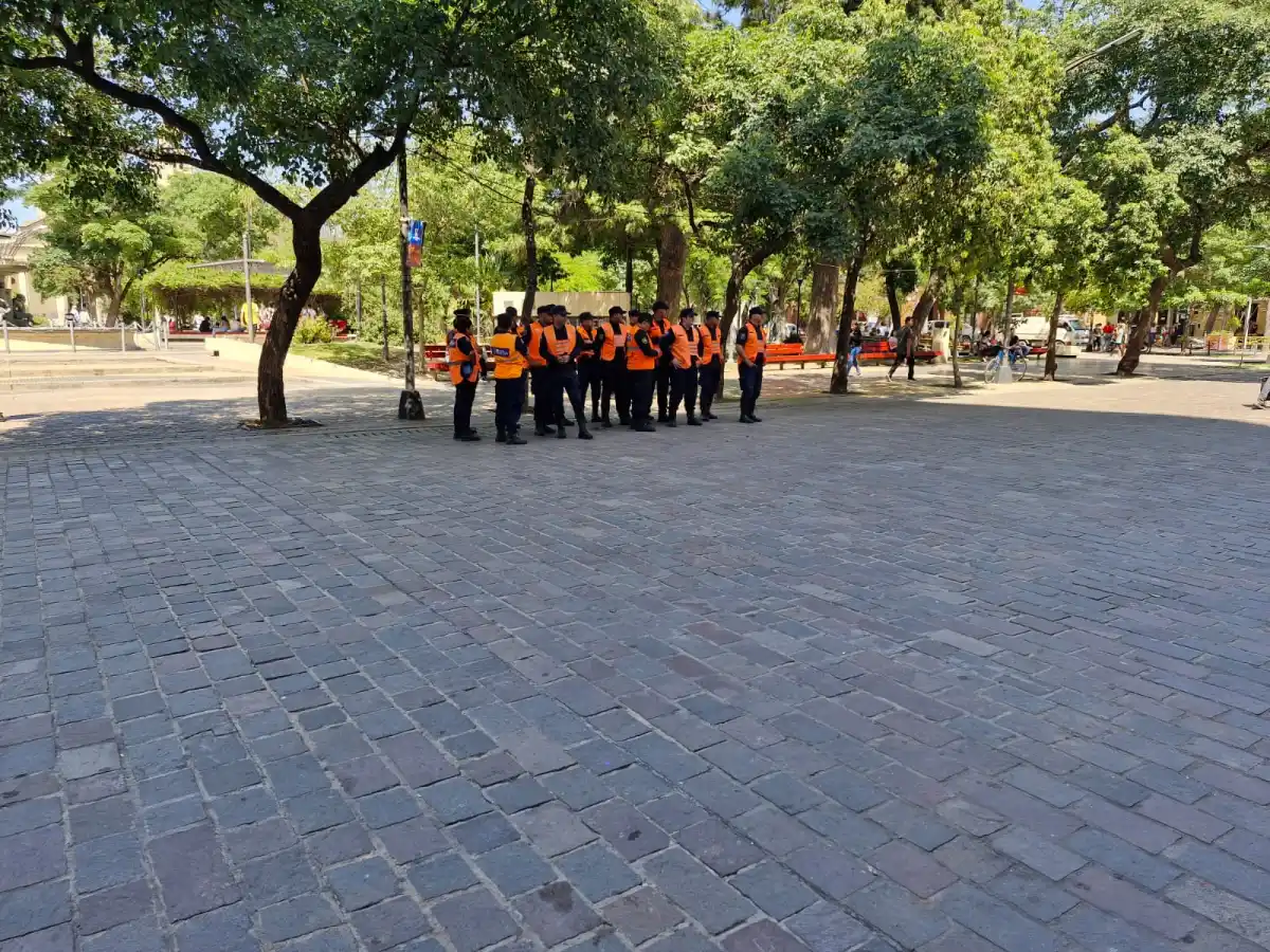 TODO LISTO. El operativo policial, a la espera de la llegada del plantel de Central Córdoba.