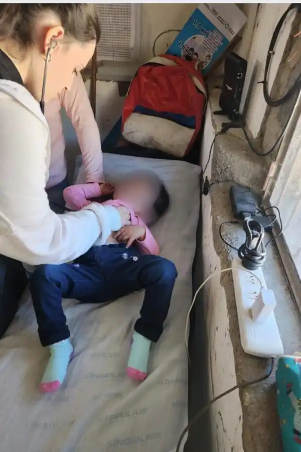 REVISACIÓN. Nadia Norniella ausculta a una niña durante una de las prácticas que realizó./ NADIA NORNIELLA