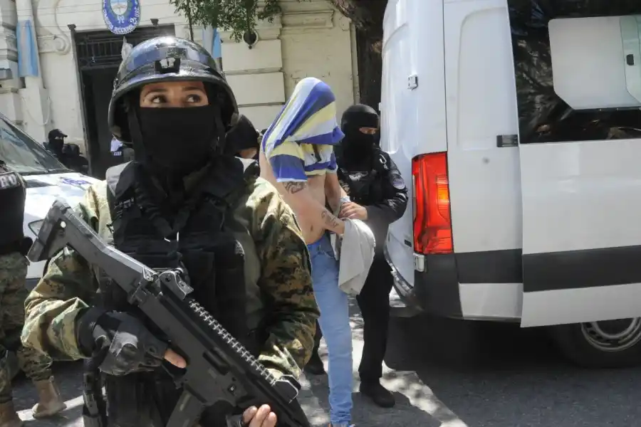 BAJO FUERTES MEDIDAS DE SEGURIDAD. Así fue el traslado de presos a la cárcel de Benjamín Paz.