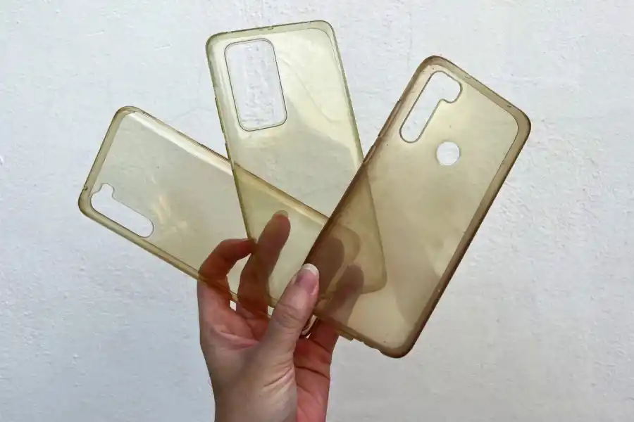 Las fundas de silicona pueden percudirse y tomar una coloración amarillenta desagradable.