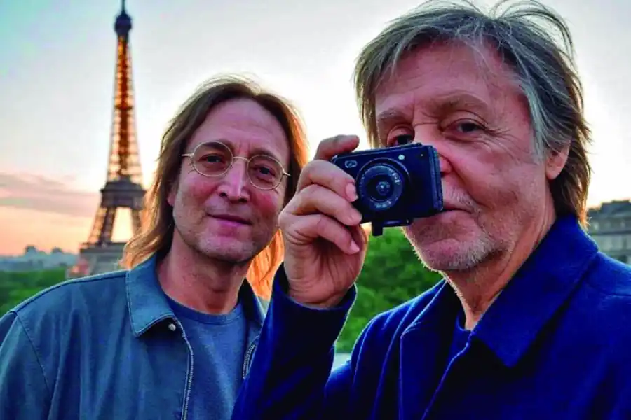 COMO TURISTAS. John Lennon y Paul McCartney paseando por París.