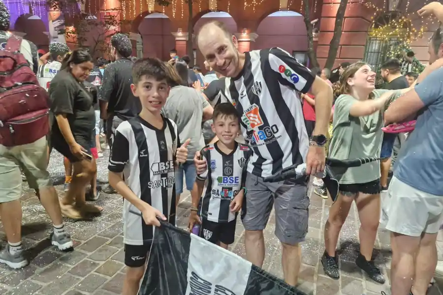 JUNTOS. Pablo Barbieri junto a sus hijos, Facundo y Matías