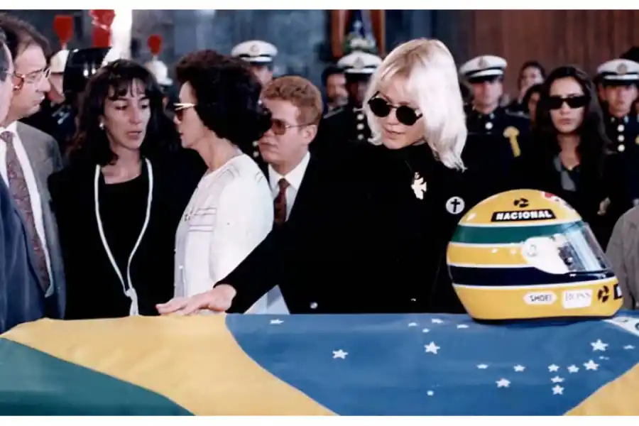 Una novia furiosa, una ex en primera fila y un vestido negro: el escandaloso velorio de Ayrton Senna