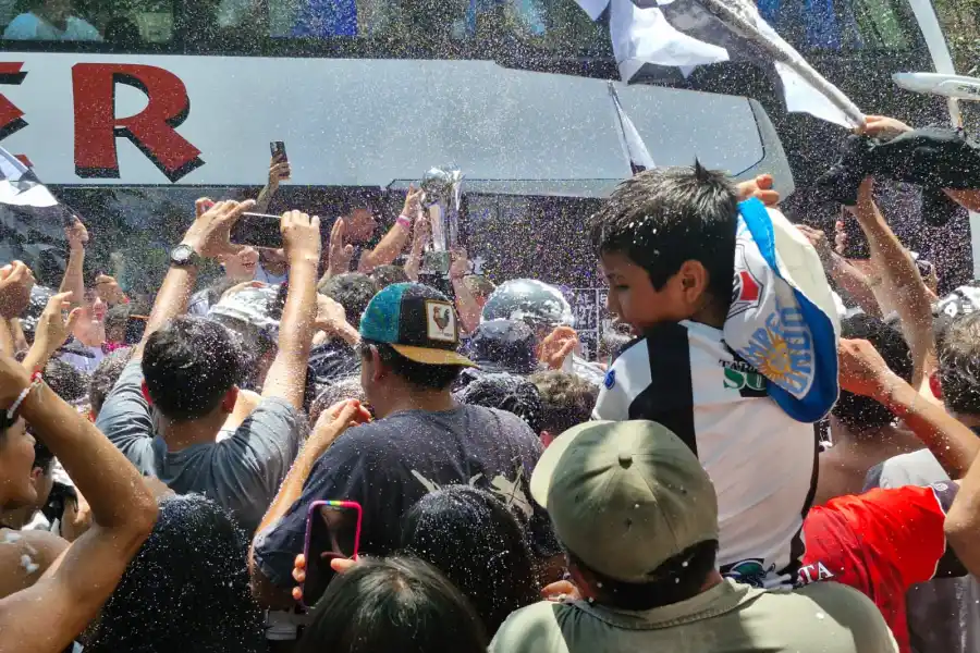 PARA TODOS. Sebastián Valdez, capitán de Central Córdoba, les muestra el trofeo de la Copa Argentina a los hinchas