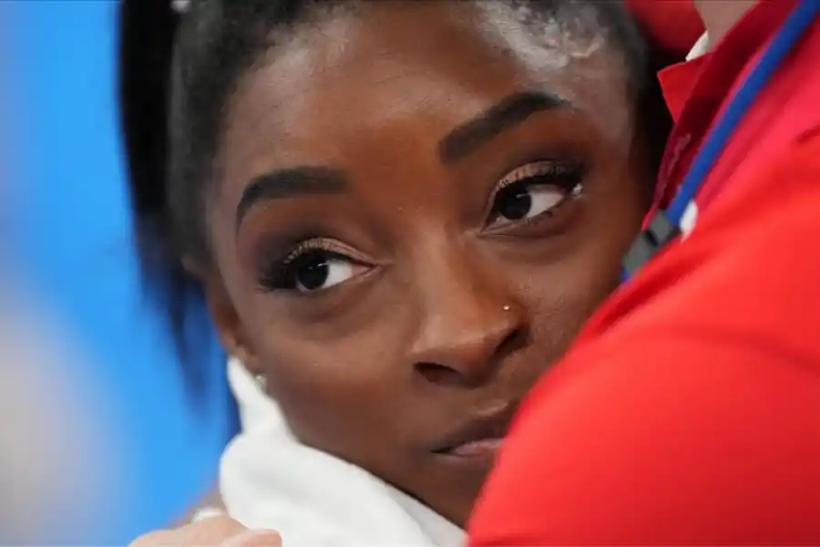 POR SU BIENESTAR. En 2020, Biles se retiró de Tokio para priorizar su salud mental. / REUTERS.