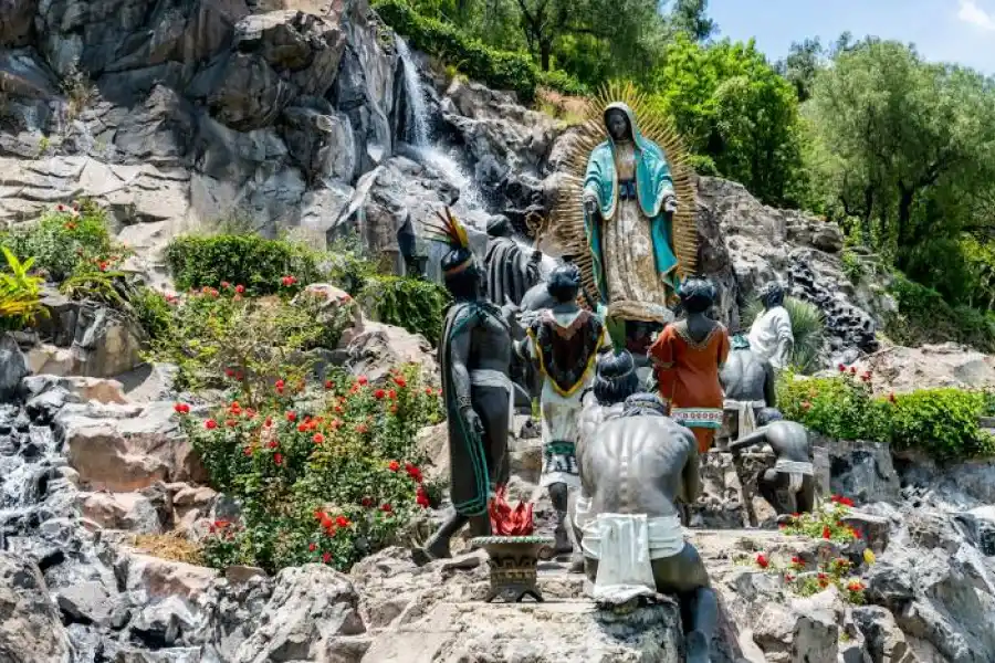 Según la leyenda, un poblador se encontró con la figura de la guadalupana en un cerro de la Ciudad de México.