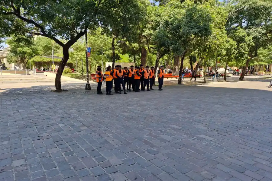 TODO LISTO. El operativo policial, a la espera de la llegada del plantel de Central Córdoba.