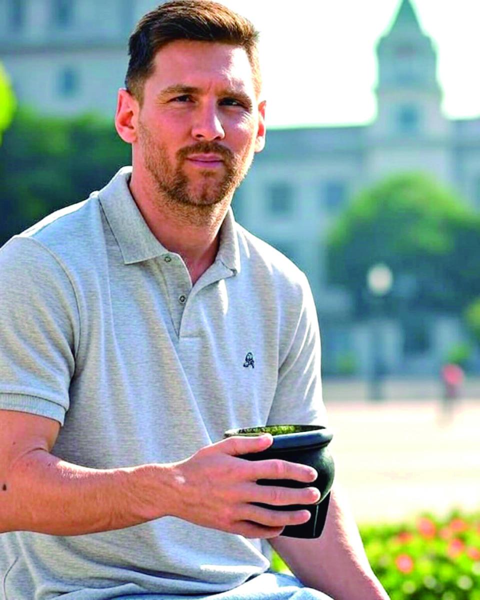 SIN BOMBILLA. Messi en la plaza Independencia tomando un mate.