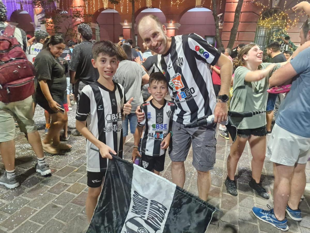 JUNTOS. Pablo Barbieri junto a sus hijos, Facundo y Matías