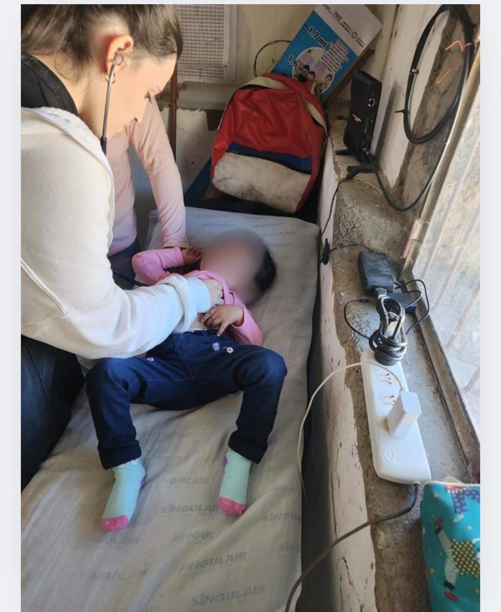 REVISACIÓN. Nadia Norniella ausculta a una niña durante una de las prácticas que realizó./ NADIA NORNIELLA