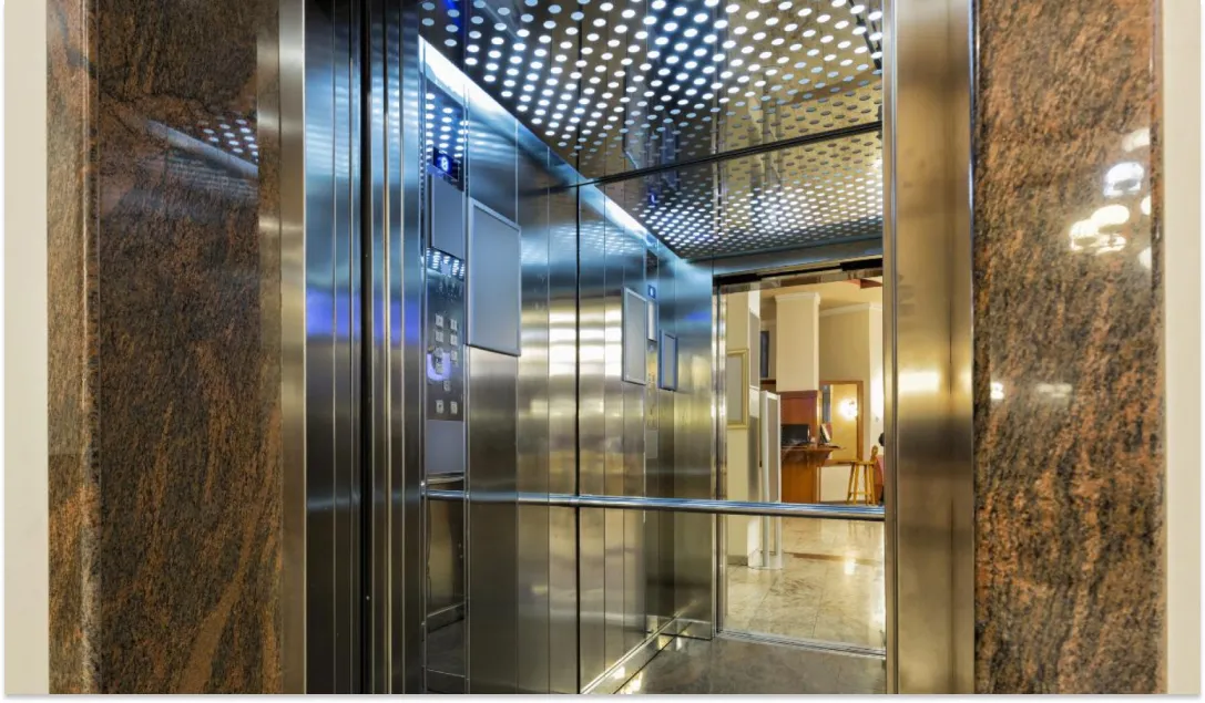 Las ascensores tienen espejos por muchos motivos y beneficios.