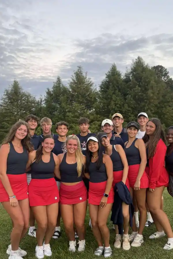 CAMBIO DE CULTURA. Por el horario, todas las noches cena con dos amigas españolas. 