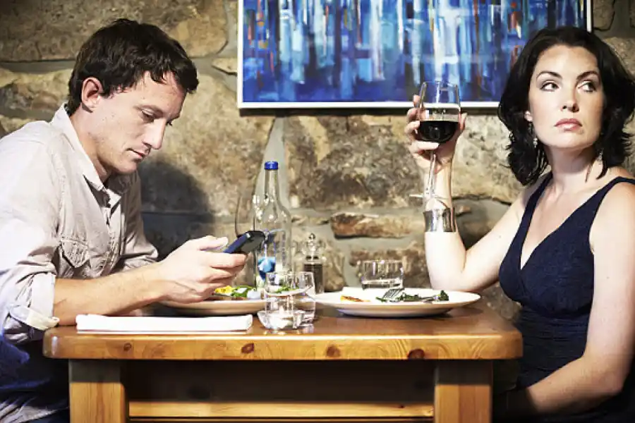 ABURRIMIENTO. Algunos usuarios hablan de que las citas que concretaban a través de las aplicaciones específicas no eran buenas y en general, la experiencia con la app terminaba siendo aburrida.